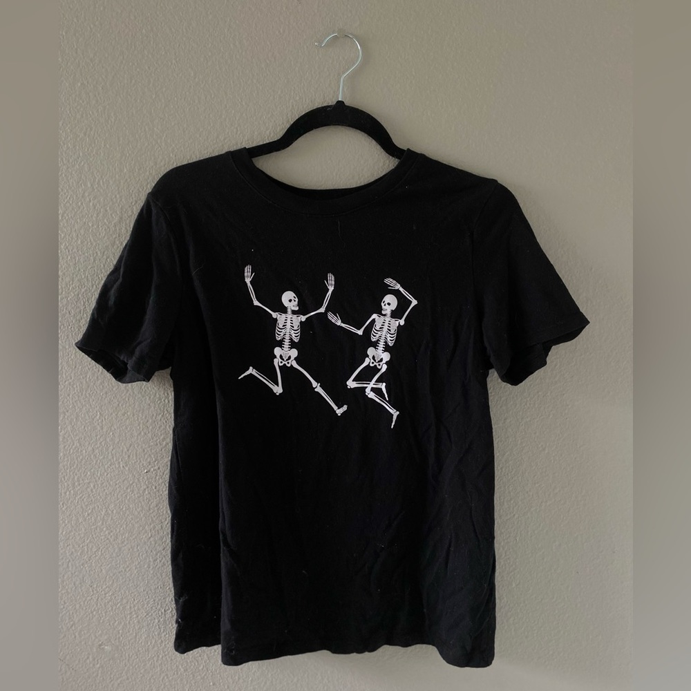 Hi everyone, this is a black shirt from forever 21 with 2 skeletons
